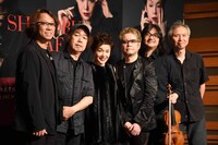 大竹しのぶ（中央左）とCD「SHINOBU avec PIAF」のバンドメンバーたち。