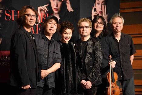 大竹しのぶ（中央左）とCD「SHINOBU avec PIAF」のバンドメンバーたち。