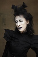 葛たか喜代扮する魔子のビジュアル。