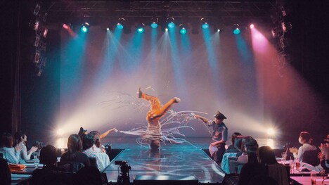 「BREAK FREE」より。