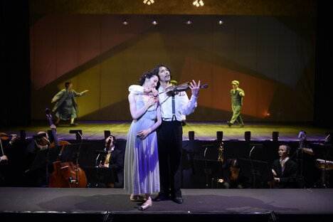 2014年上演の「兵士の物語」より。左から渡辺理恵演じるプリンセス、首藤康之演じる兵士。（撮影：山田穀）