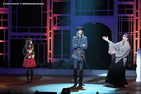 歌劇「明治東亰恋伽~月虹の婚約者~」より。左から鈴木桃子演じる綾月芽衣、吉岡佑演じる藤田五郎、汐崎アイル演じる小泉八雲。