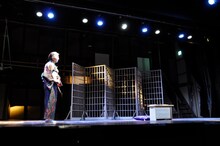 青年団＋豊岡市演劇プロジェクト 講談に彩られた一人芝居「大石りく物語」より。（提供：豊岡市）