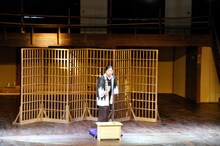 青年団＋豊岡市演劇プロジェクト 講談に彩られた一人芝居「大石りく物語」より。（提供：豊岡市）