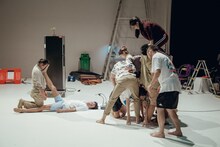 ウティット・ヘーマムーン×岡田利規「プラータナー：憑依のポートレート」より。（Photo by Sopanat Somkhanngoen）