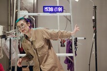 ウティット・ヘーマムーン×岡田利規「プラータナー：憑依のポートレート」より。（Photo by Sopanat Somkhanngoen）