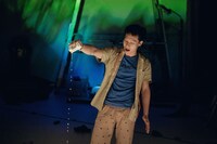 ウティット・ヘーマムーン×岡田利規「プラータナー：憑依のポートレート」より。（Photo by Sopanat Somkhanngoen）