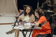 ウティット・ヘーマムーン×岡田利規「プラータナー：憑依のポートレート」より。（Photo by Sopanat Somkhanngoen）