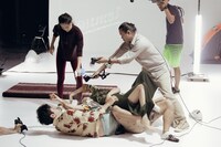 ウティット・ヘーマムーン×岡田利規「プラータナー：憑依のポートレート」より。（Photo by Sopanat Somkhanngoen）