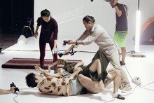 ウティット・ヘーマムーン×岡田利規「プラータナー：憑依のポートレート」より。（Photo by Sopanat Somkhanngoen）