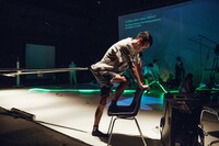 ウティット・ヘーマムーン×岡田利規「プラータナー：憑依のポートレート」より。（Photo by Sopanat Somkhanngoen）