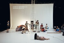 ウティット・ヘーマムーン×岡田利規「プラータナー：憑依のポートレート」より。（Photo by Sopanat Somkhanngoen）