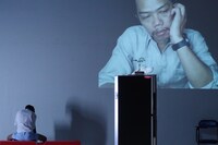 ウティット・ヘーマムーン×岡田利規「プラータナー：憑依のポートレート」より。（photo by Tananop Kanjanawutisit）