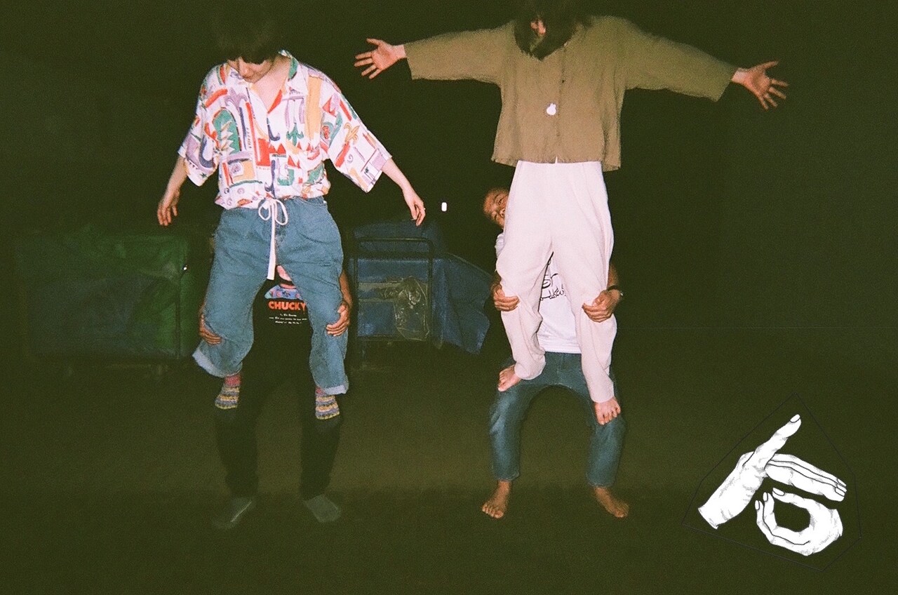 右マパターン「風呂の虫籠でダンス」昆虫図鑑を読みあさる女描く