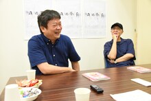 左から本広克行、鈴木聡。
