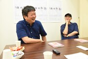 左から本広克行、鈴木聡。