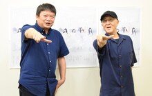 “Zポーズ”を決める本広克行（左）、鈴木聡（右）。
