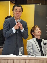 「ジャニーズ事務所の佐藤B作です」の挨拶に笑顔を見せる浜中文一（右）。