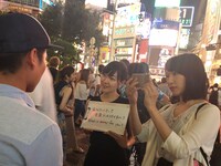 街頭インタビューの様子。