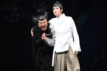 NODA・MAP 第22回公演「贋作 桜の森の満開の下」より。左から古田新太演じるマナコ、天海祐希演じるオオアマ。