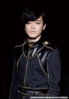 長江崚行演じる御池万夜。