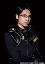 橋本真一演じる小暮洵。