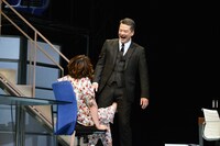 田中哲司演じるバディ（右）。