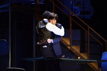 左から田中哲司演じるバディ、田中圭演じるガイ。