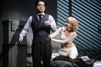 左から山田孝之演じるストーン、渡辺麻友演じるマロリー。