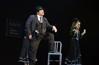 勝矢演じるムニョス（中央）。