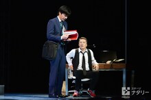 「サメと泳ぐ」ゲネプロより。左から田中圭演じるガイ、田中哲司演じるバディ。