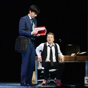 「サメと泳ぐ」日本初演が開幕、千葉哲也「柔らかい中に毒のある作品」