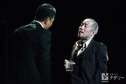 左から田中哲司演じるバディ、千葉哲也演じるサイラス。