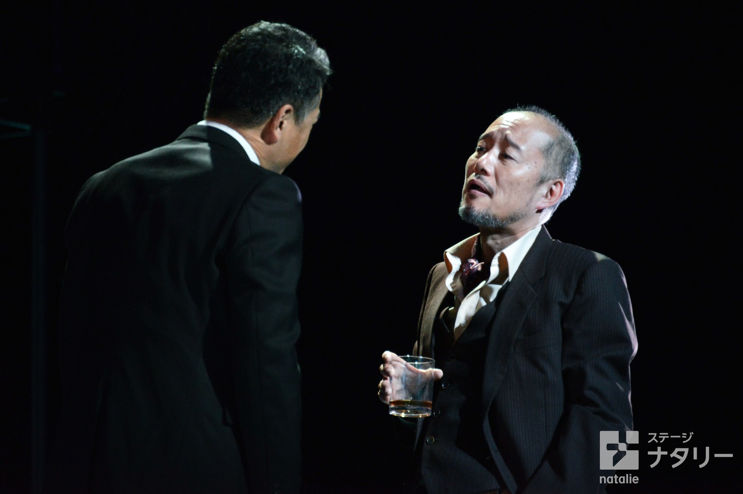左から田中哲司演じるバディ、千葉哲也演じるサイラス。