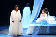 「オセロー」より。左から中村芝翫演じるオセロー、檀れい演じるデズデモーナ。