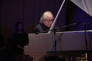 ピアノを演奏するシルヴェスター・リーヴァイ。