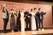 カメラに向かって手を振る登壇者たち。左から吉原光夫、昆夏美、ソニン、花總まり、シルヴェスター・リーヴァイ、笹本玲奈、田代万里生、古川雄大。