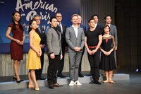 ミュージカル「パリのアメリカ人」出演候補キャストたち。後列左から岡村美南、劇団四季の吉田智誉樹代表取締役社長、スチュアート・オーケン、マイケル・ストランスキー、小林唯、斎藤洋一郎。前列左から近藤合歓、松島勇気、クリストファー・ウィールドン、酒井大、石橋杏実。
