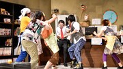 2016年上演の劇団チャリT企画「ジャパコン」より。（撮影：鈴木淳）