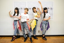 「ドゥ・ユ・ワナ・ダンス？」のポスタービジュアルと同じポーズをするももいろクローバーZ。左から佐々木彩夏、百田夏菜子、玉井詩織、高城れに。