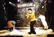 2001年上演の劇団チャリT企画「泣けるか笑えるかする」より。（撮影：金丸圭）