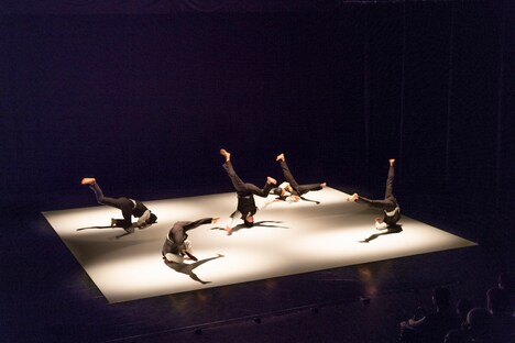 「トリプルビル」より、ジャンヌ・ガロワ振付作品の様子。(photo by Kota Sugawara)