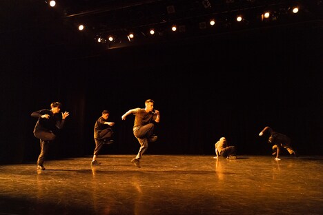 「トリプルビル」より、カデル・アトゥ振付作品の様子。(photo by Kota Sugawara)
