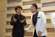 「初演は演出の藤田さんが頭に描いているものがよくわからなくて……」という福井晶一（右）のコメントを受け、「笑ってください！」と記者たちに呼びかける藤田俊太郎（左）。
