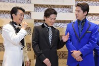 左から中河内雅貴、中川晃教、伊礼彼方。