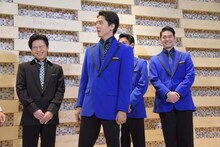 藤田俊太郎に「日本人離れした空気感を持つ」と言われ、「日本だってグローバルになってきてるんだよ！」と前に出てツッコむ伊礼彼方（中央）。