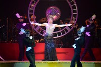 「The レビュー『カーテンコールをもう一度！』2018」ゲネプロより、金井克子（中央）。