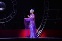 「The レビュー『カーテンコールをもう一度！』2018」ゲネプロより、中尾ミエ。