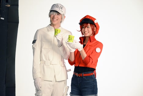 お茶の小道具を持ってカメラに笑顔を向ける和田雅成（左）と七木奏音（右）。