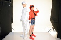 左から和田雅成扮する白血球（好中球）、七木奏音扮する赤血球。